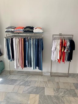 Nábytek do obchodu, stoly, štendry, pult. - 8