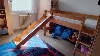 skřín, komoda, poličky, otevřena skříň a postel - 8