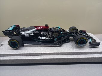 F1 MERCEDES W12 HAMILTON VÍTĚZ BAHRAINU 2021 MINICHAMPS 1:18 - 8