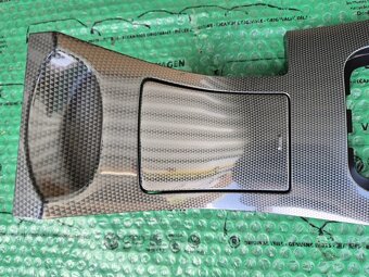 část (kryt) středového panelu s držákem nápojů Peugeot 407 7 - 8