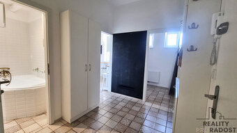 pronájem byt 2+1 s balkonem, sklepem a společným dvorem. - 8