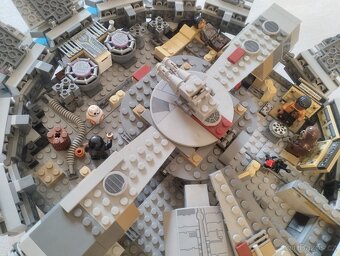 Prodám lego Millennium Falcon 75105 - 8