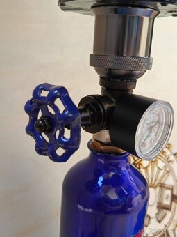Stojací lampa z bomby NOS - Autonábytek Kovář - 8