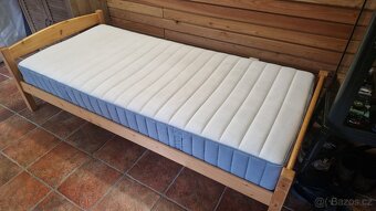 Dřevěná postel s matrací - 8