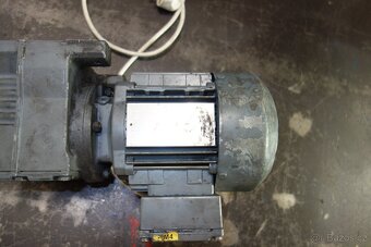Elektromotor s převodovkou 53 ot./min - 8
