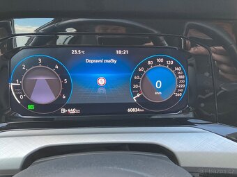 Volkswagen Golf 8 2.0TDI rok 10/2022 - 8