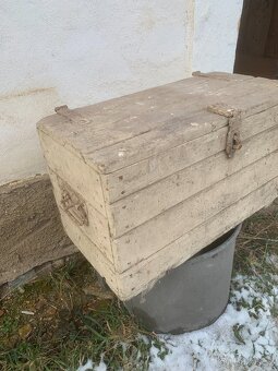Prodám staré skříně noční stolek skříňku na léky a bedny - 8