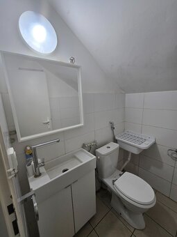 PRONÁJEM OBCHODNÍHO PROSTORU 40m2 - 8