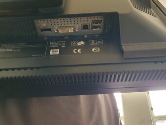4x HP LP2275w (22palců) DVI a Display port výstup - 8