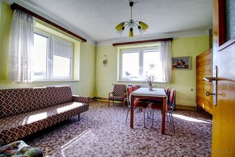 Rodinný dům 5+1 s krásnou zahradou 1337 m2, obec Dobřenice. - 8