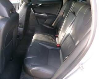 VOLVO XC60 2,4D4 Summum AWD Auto Pano Xen 2014 - 8