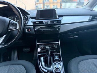 BMW 218i Automat Málo najeto - 8