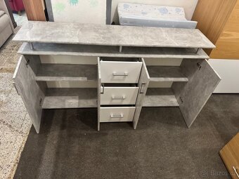 Hezká široká komoda dekor Beton/bílá - 8