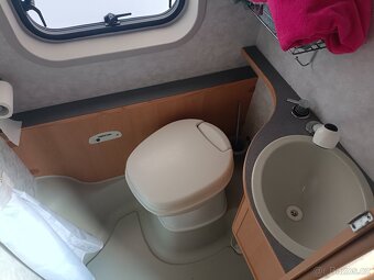 Prodám originál vestavbu Adria - 8