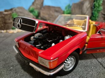 Prodám model 1:18 Mercedes Benz 350 SL - 8