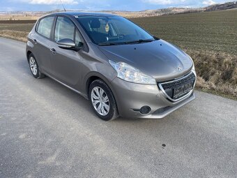 Peugeot 208 - 8