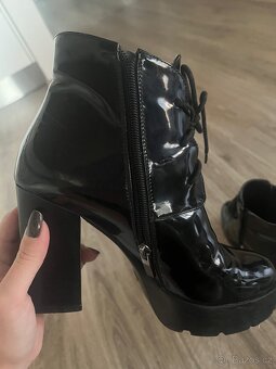 Dámské kotníkové boty z lakované kůže - 8