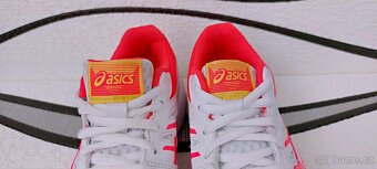 DÍVČÍ SÁLOVÉ BOTASKY - ASICS - vel. 30,5 - 8