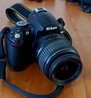 NIKON D5000 - baterie, nabíječka, popruh a objektiv - 8