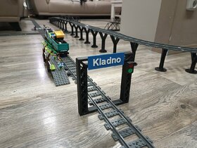 Unikátní železniční průjezd, kompatibilní s LEGO kolejemi.
 - 8