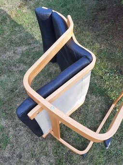 IKEA černé kožené křeslo POÄNG světle hnědý rám - 8