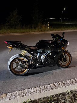 Yamaha r1 - 8