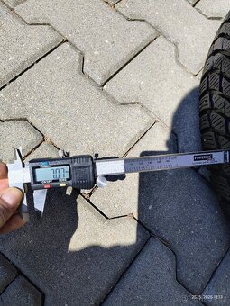 Prodám zimní pneu 235 60 R18 - 8
