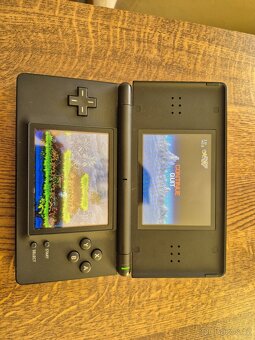 Nintendo DS Lite s příslušenstvím. - 8