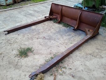Čelní radlice na pásový raktor DT - 8