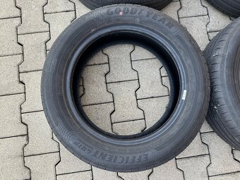 215/55/17 94 v Goodyear efficient grip performance Dot 3624 - 8