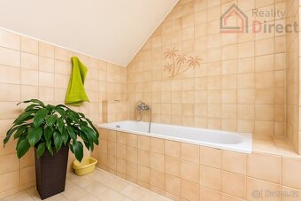 Prostorný rodinný dům 5+1 se zahradou, terasou a bazénem – D - 8