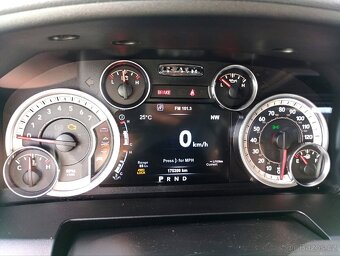DODGE RAM 5.7 HEMI 4X4 - 8