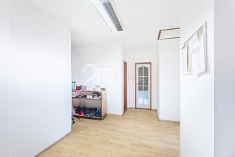 Prodej prostorného bytu o dispozici 3+1, Komenské náměstí, M - 8