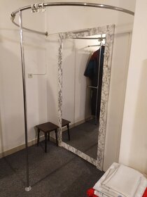 Prodám zařízení z obchodu s oděvy (stojany, štendry, světla) - 8