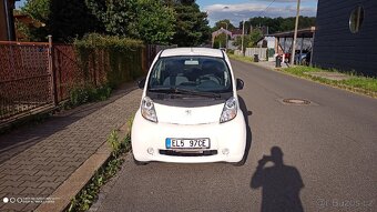 Peugeot i on EV - 8