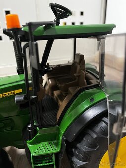 BRUDER Traktor John Deer s nakladačem a přívěsem - 8