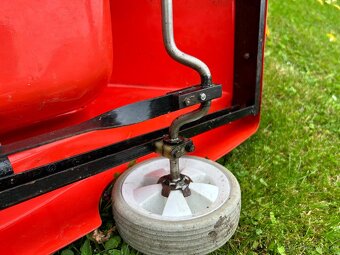 Šlapací autíčko historické červené - 8