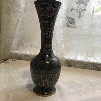 Černé tepané karafy, váza a vintage - 8