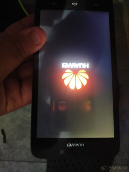 Prodám starší mobilní telefon huawei - 8
