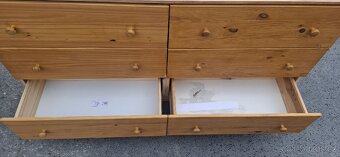 Dřevěná komoda IKEA Tarva - 8