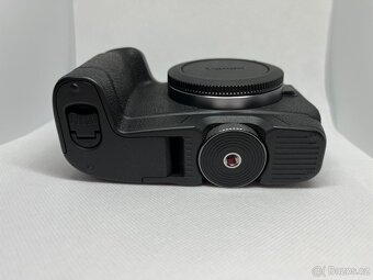 Canon R8 - shutter count 21XX - 8