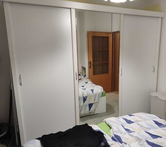 Prodám bílou třídveřovou skříň s posuvnými dveřmi a zrcadlem - 8