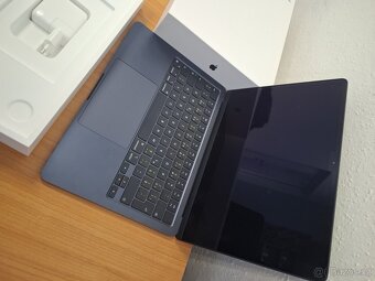 Macbook Air 13 palců M2 chip 8 GB RAM 256 SSD 330 cyklů - 8