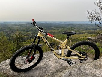 TREK REMEDY 9.8, M/L–full karbon, airbrush lak, TOP výbava - 8
