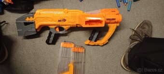 Prodám sadu nerf - 8