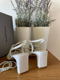 Smetanové kožené sandály na podpatku Vagabond, vel. 40 - 8