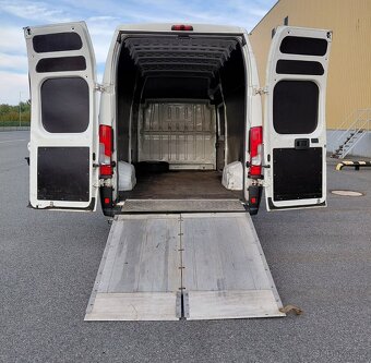 Půjčte si Peugeot L4H3 s nákladovou rampou - 8