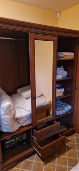 Obyčejné i luxusní skříně. - 8