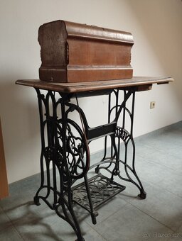 Historický šlapací šicí stroj Veritas - 8