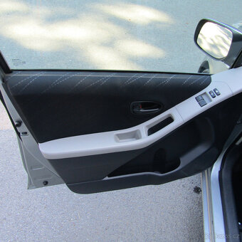 Toyota Yaris II 1,3VVT-i 64kw, AUTOMAT, Klimatizace - 8